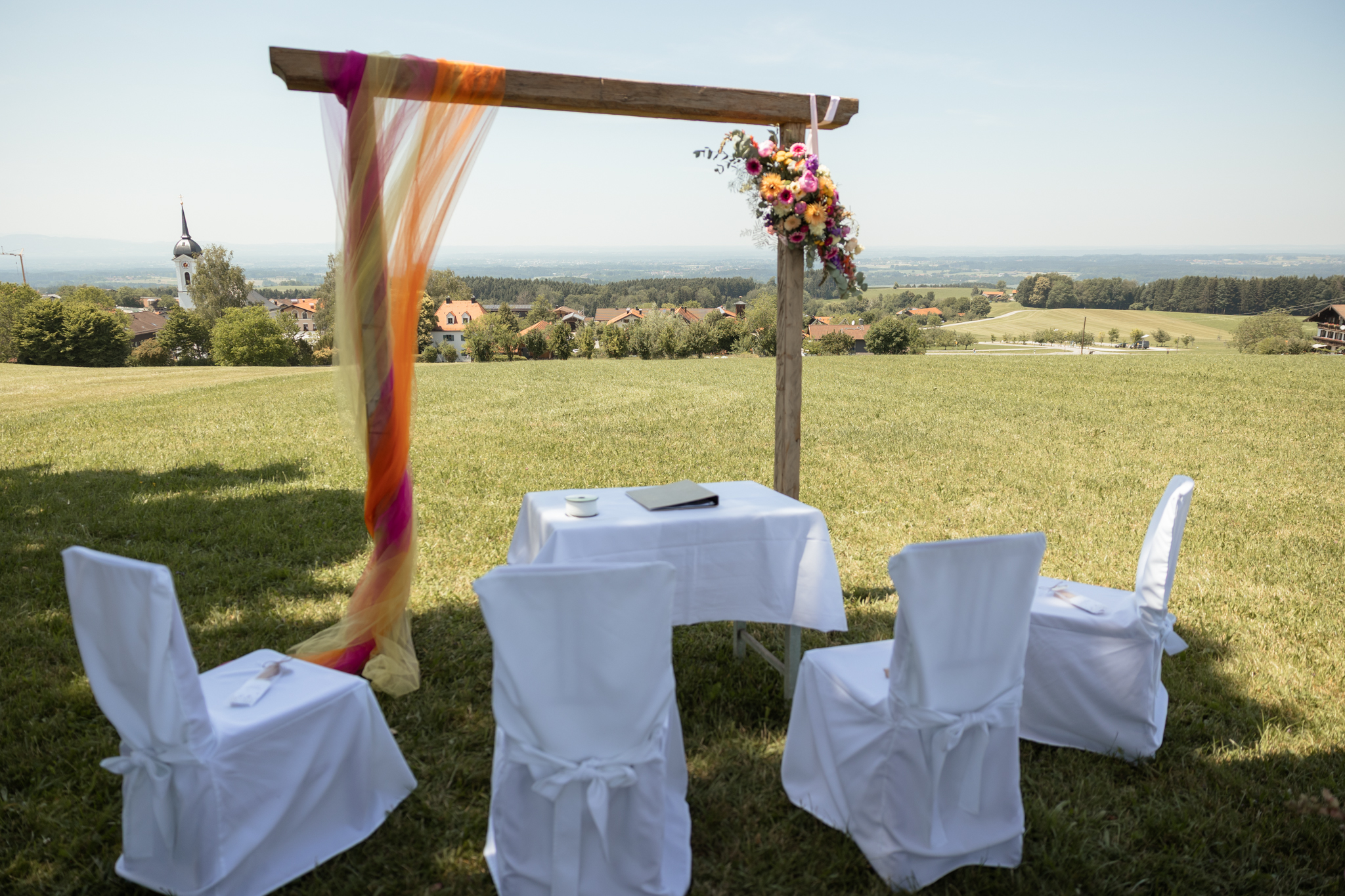 Festlich geschmückter Traubogen bei der Hochzeit von Caro und Fabi in Rosenheim
