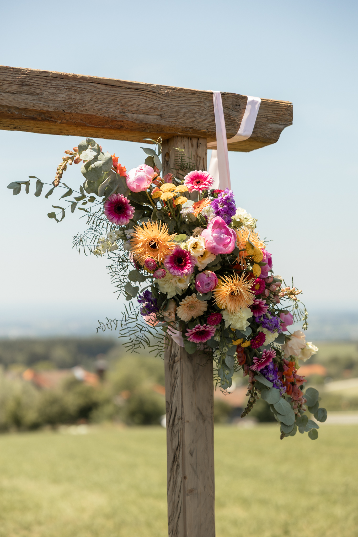 Blumenschmuck am Traubogen einer freien Trauung