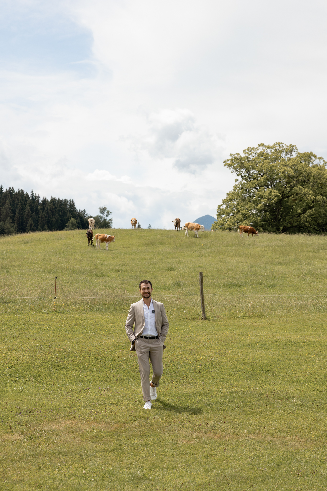 Weite Wiese bei einer Trauung im Freien