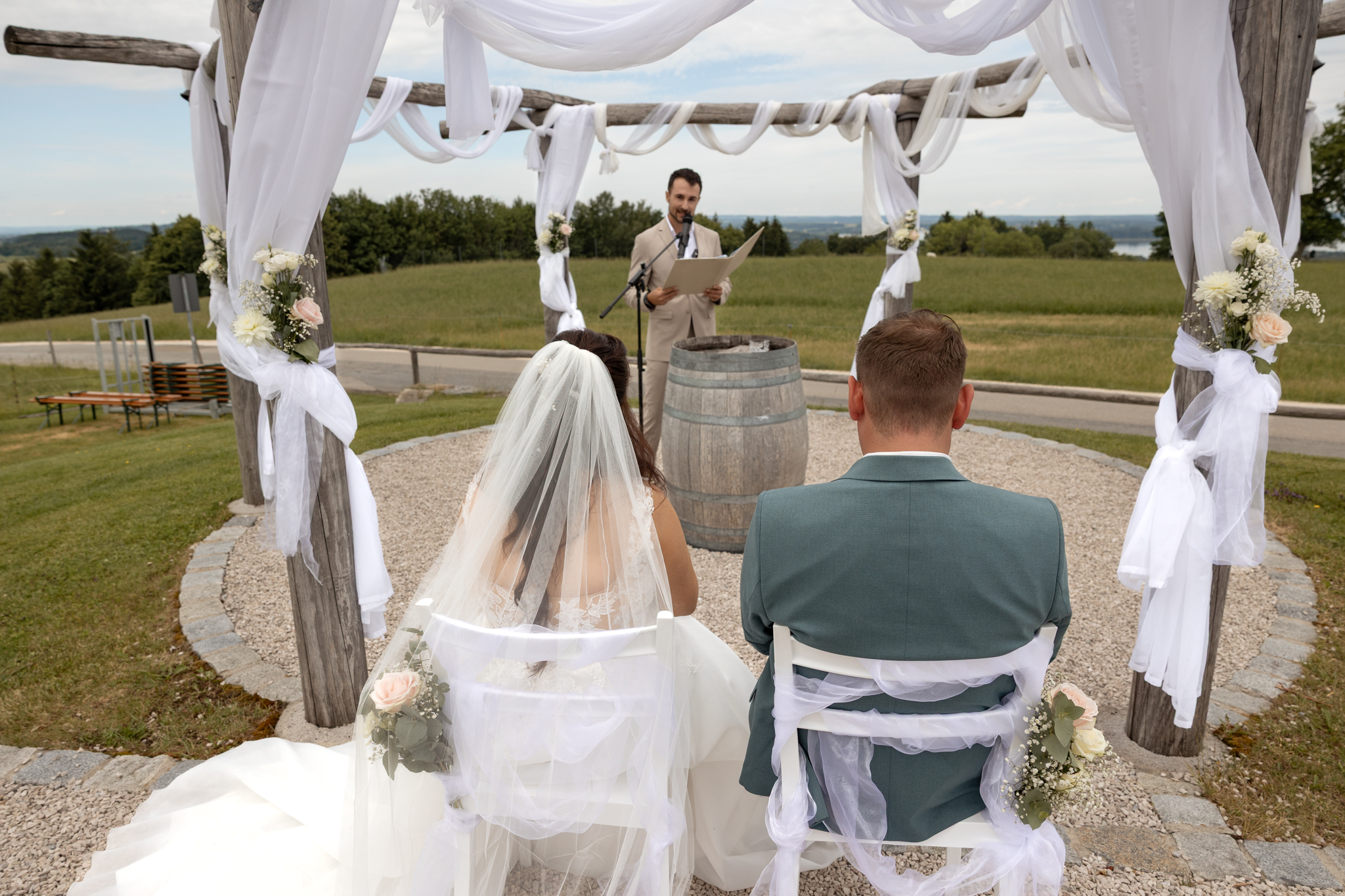 Festlich geschmückter Traubogen bei der Hochzeit von Isabell und Markus am Chiemsee