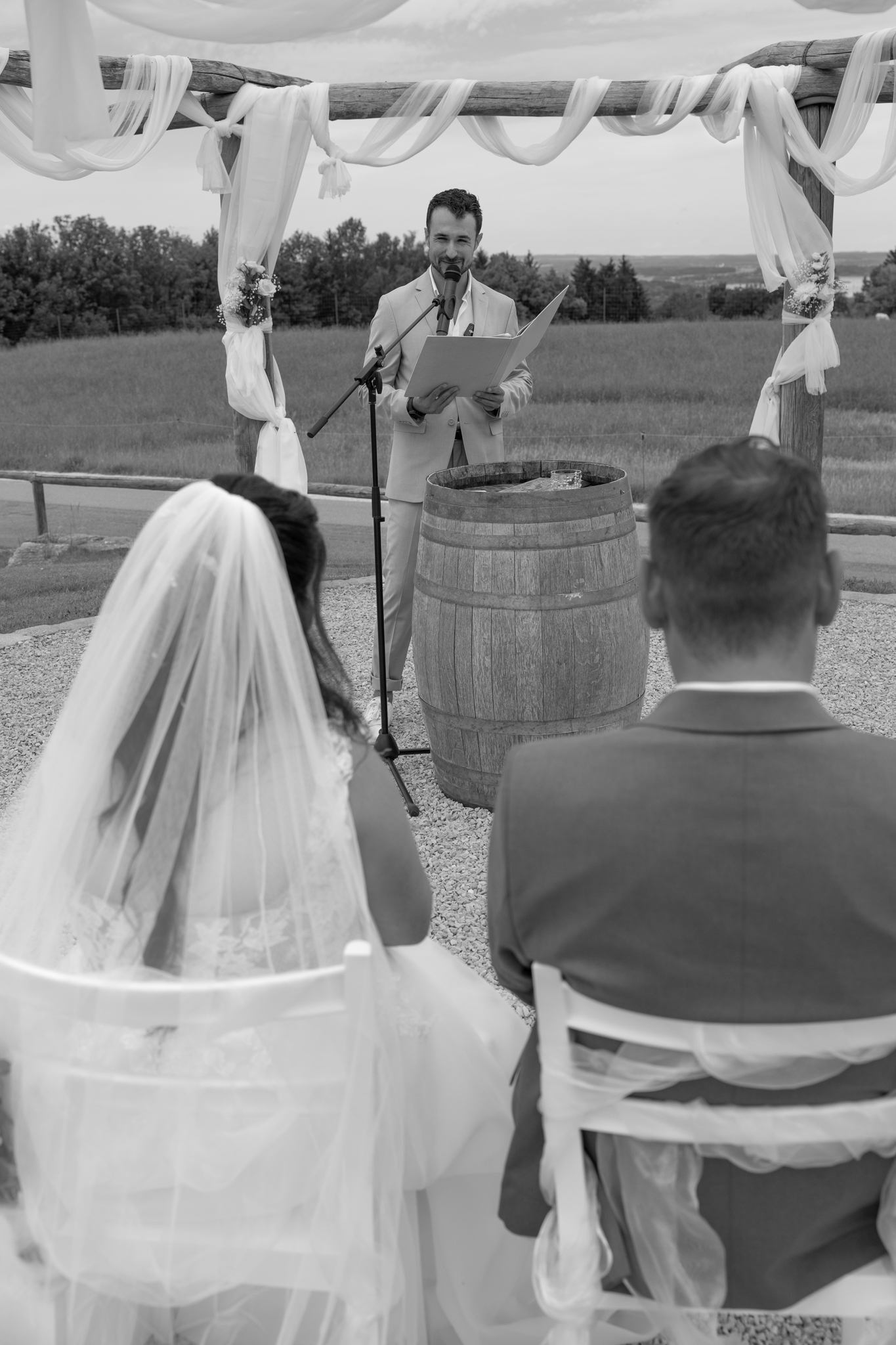 Freie Trauung von Isabell und Markus am Chiemsee – Zeremonie mit Alex und Gästen