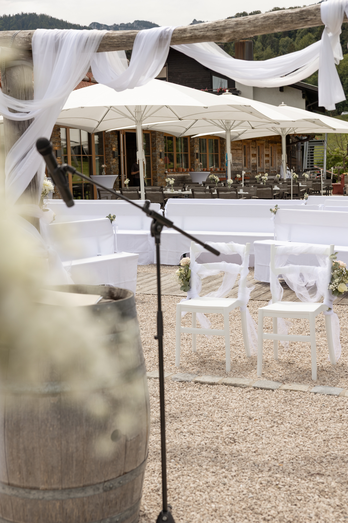 Bestuhlung und Mikrofon für eine freie Trauung auf einer Terrasse