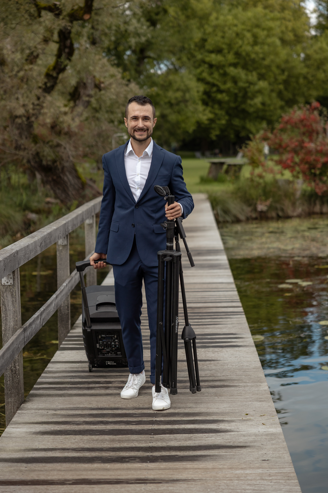 Freier Redner Alex auf einem Holzsteg am See vor einer freien Trauung