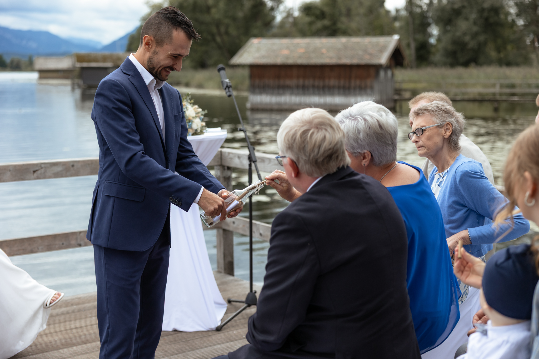 Zeremonie am See: Gäste und Brautpaar bei der Trauung
