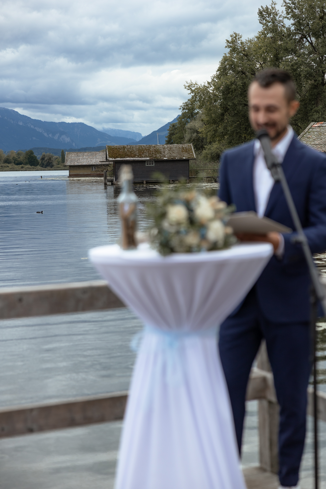 Blumengesteck auf dem Stehtisch bei der Trauung am See