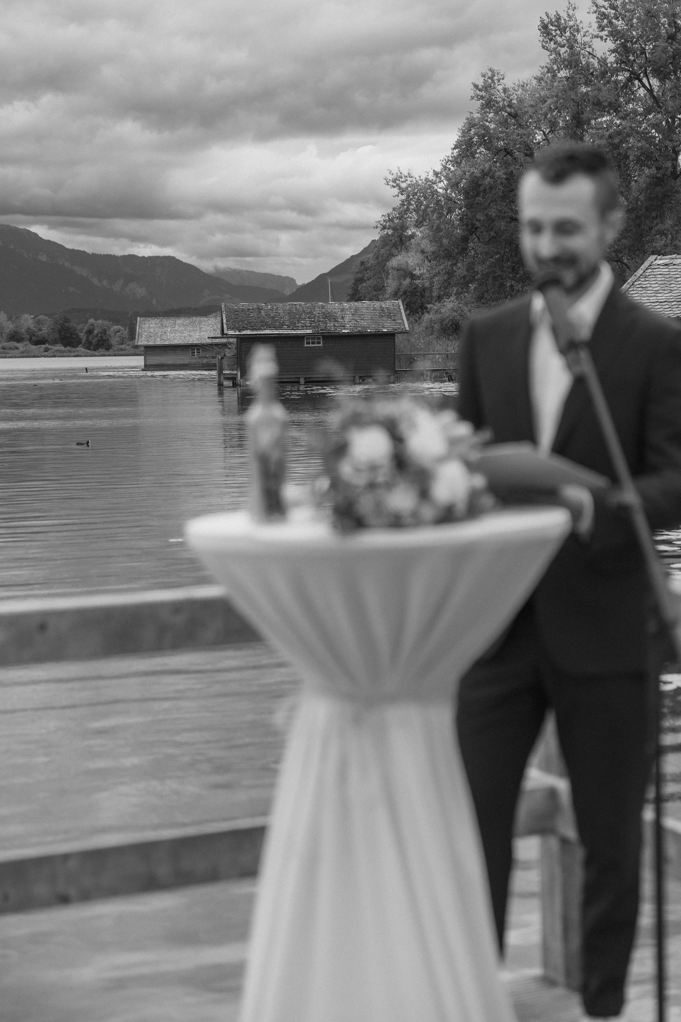 Detail einer Zeremonie am See in Schwarzweiß