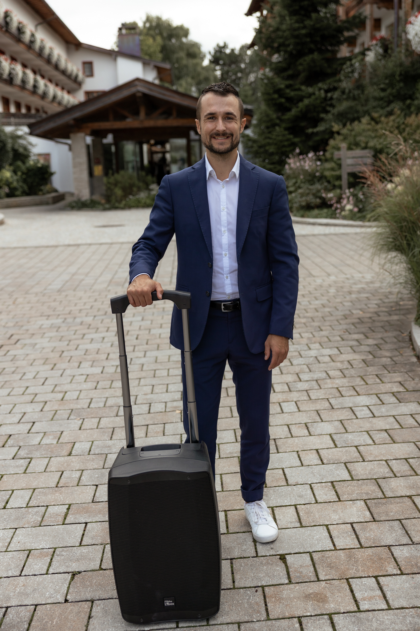 Freier Redner Alex kommt mit seiner Lautsprecherbox zu einer Trauung am See