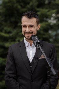Mehr über den Artikel erfahren Wer darf eine freie Trauung halten? Alles über freie Redner