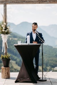 Mehr über den Artikel erfahren Freie Trauung auf der Alm: Berghochzeit mit freiem Redner