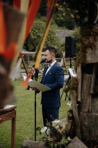 Mehr über den Artikel erfahren Freie Trauung im Garten: Tipps für die Hochzeit zu Hause