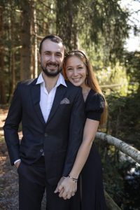 Mehr über den Artikel erfahren Dresscode für Hochzeitsgäste: Was zieht man zur Trauung an?