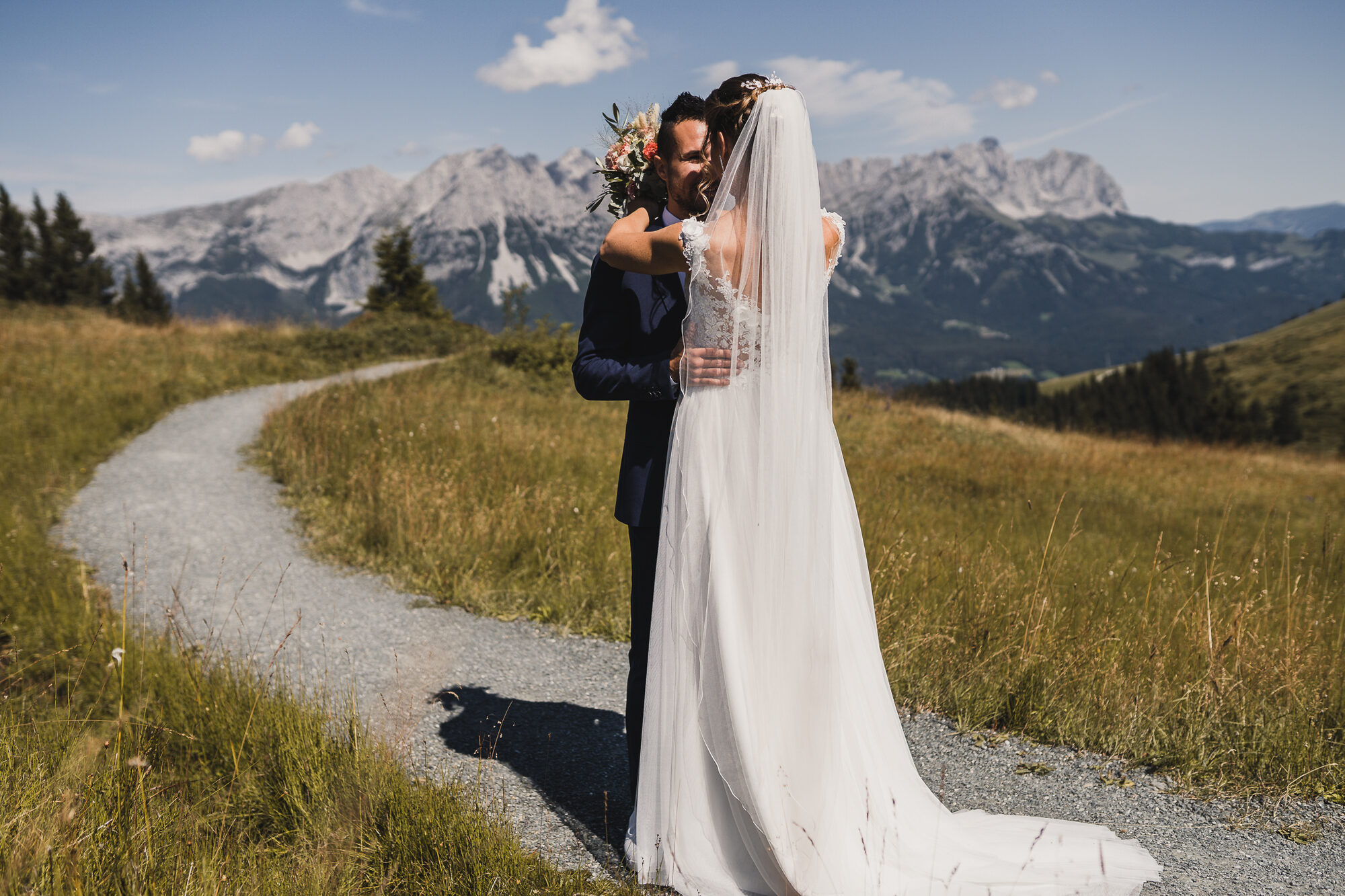 Brautpaar auf dem Almweg an der Tanzbodenalm mit Blick auf den Wilden Kaiser