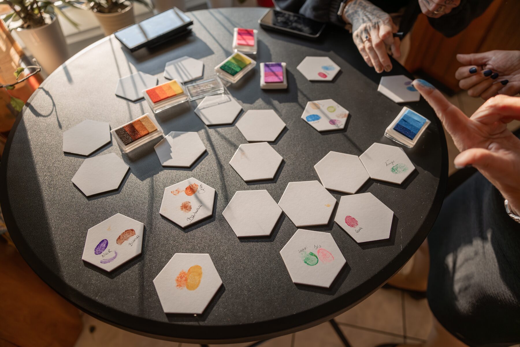 Catan-Felder mit bunten Fingerabdrücken der Gäste nach der Trauung