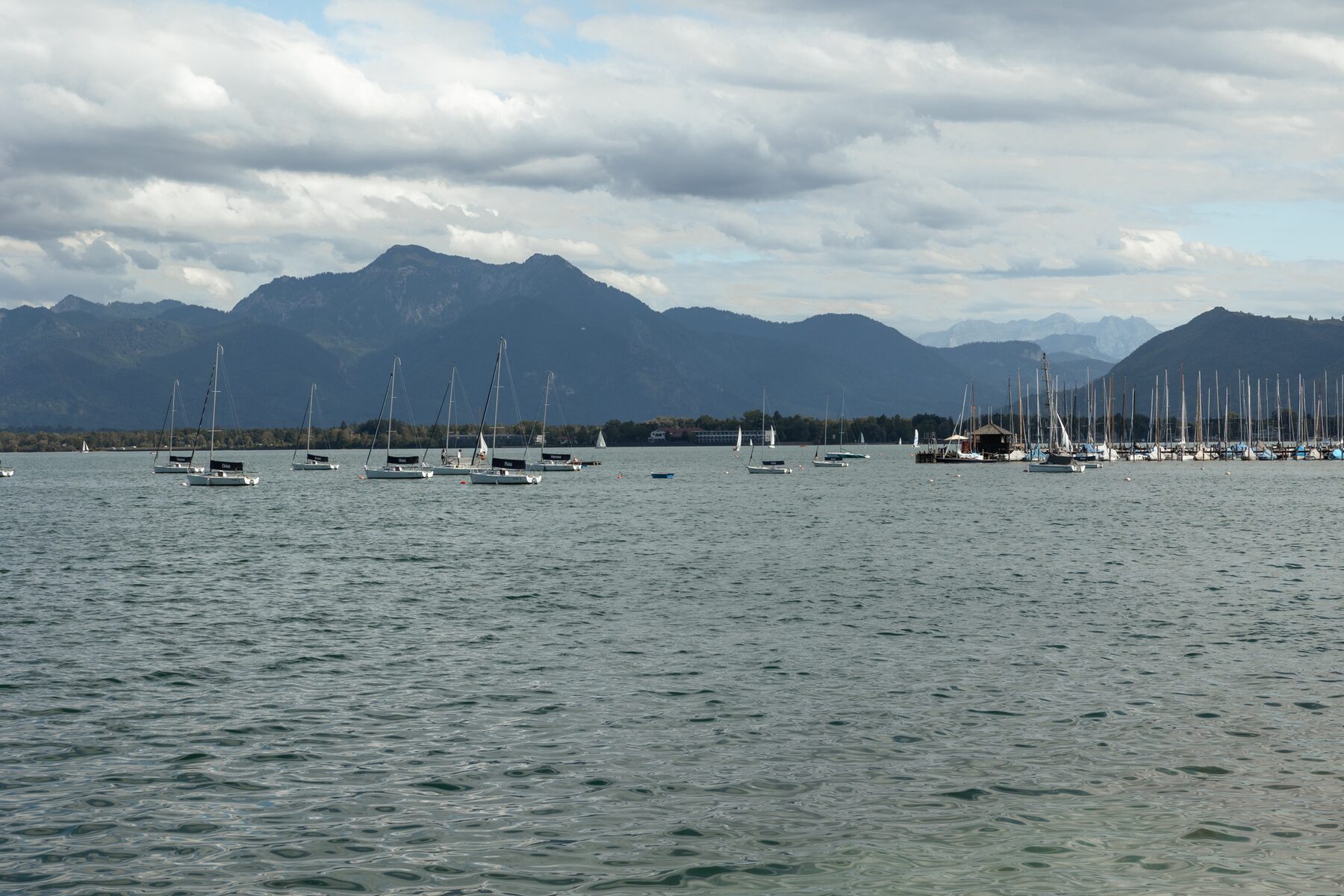 Blick über den Chiemsee auf die Berge vom Yachthotel Prien