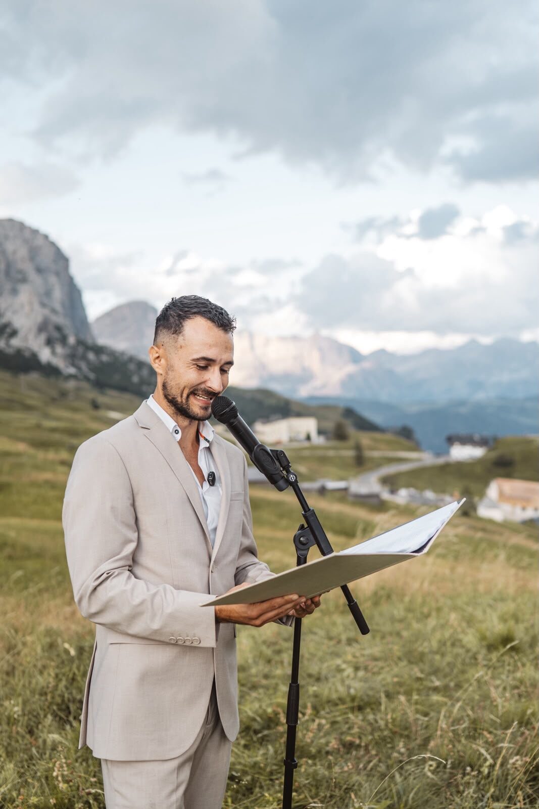 Freier Redner Alex hält die Rede beim Elopement am Passo Gardena