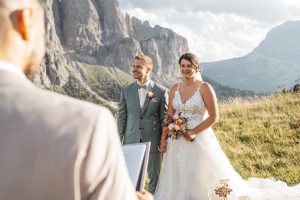 Mehr über den Artikel erfahren Freie Trauung am Passo Gardena: Elopement in den Dolomiten