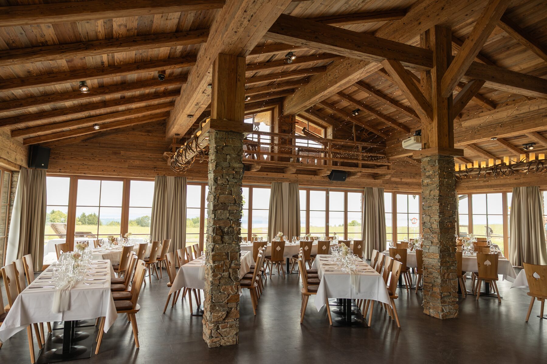 Festsaal mit Holzdecke im Eventstadl Seiseralm