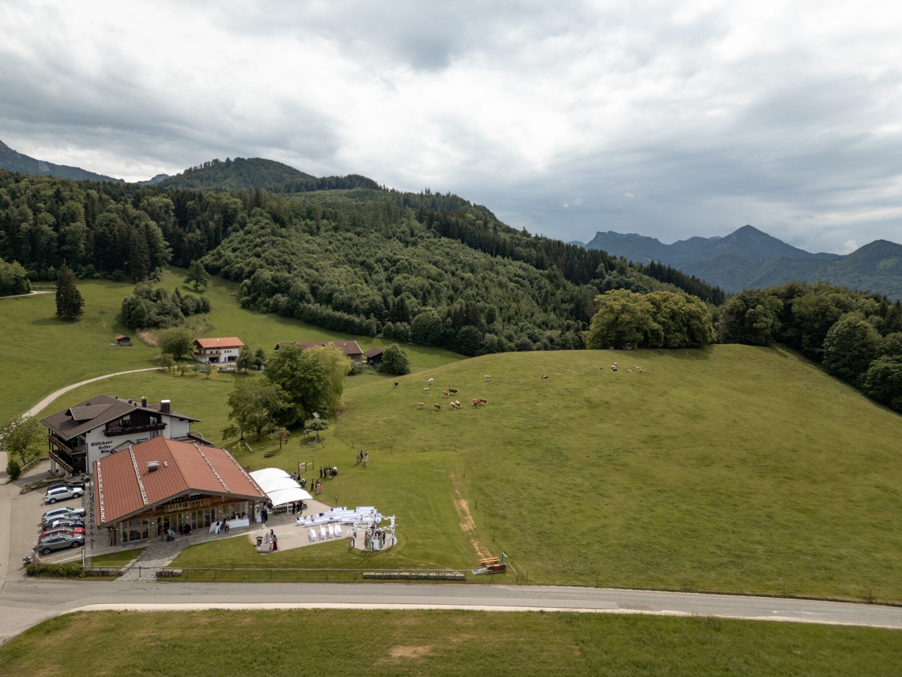 Luftaufnahme des Eventstadls Seiseralm in Bernau am Chiemsee