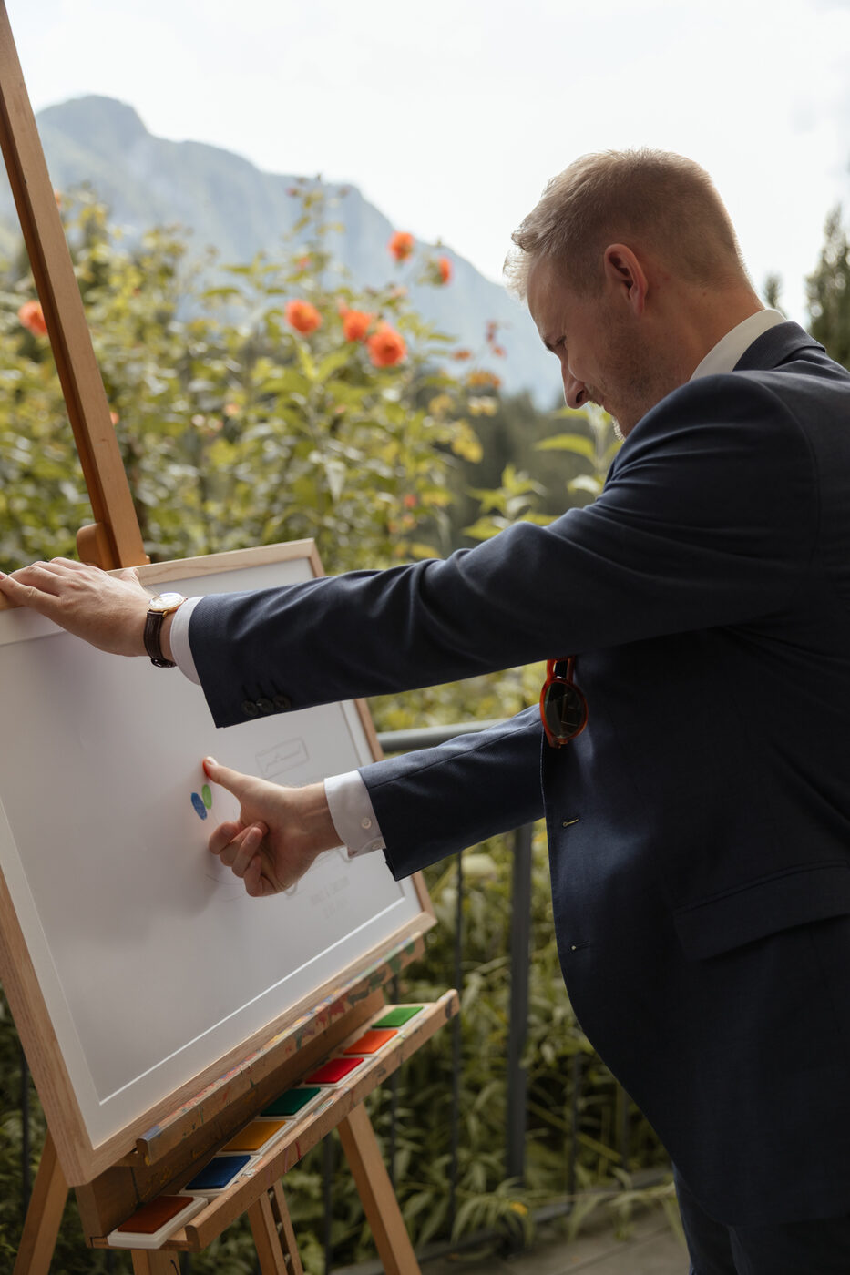 Hochzeitsgast setzt seinen Fingerabdruck auf die Leinwand