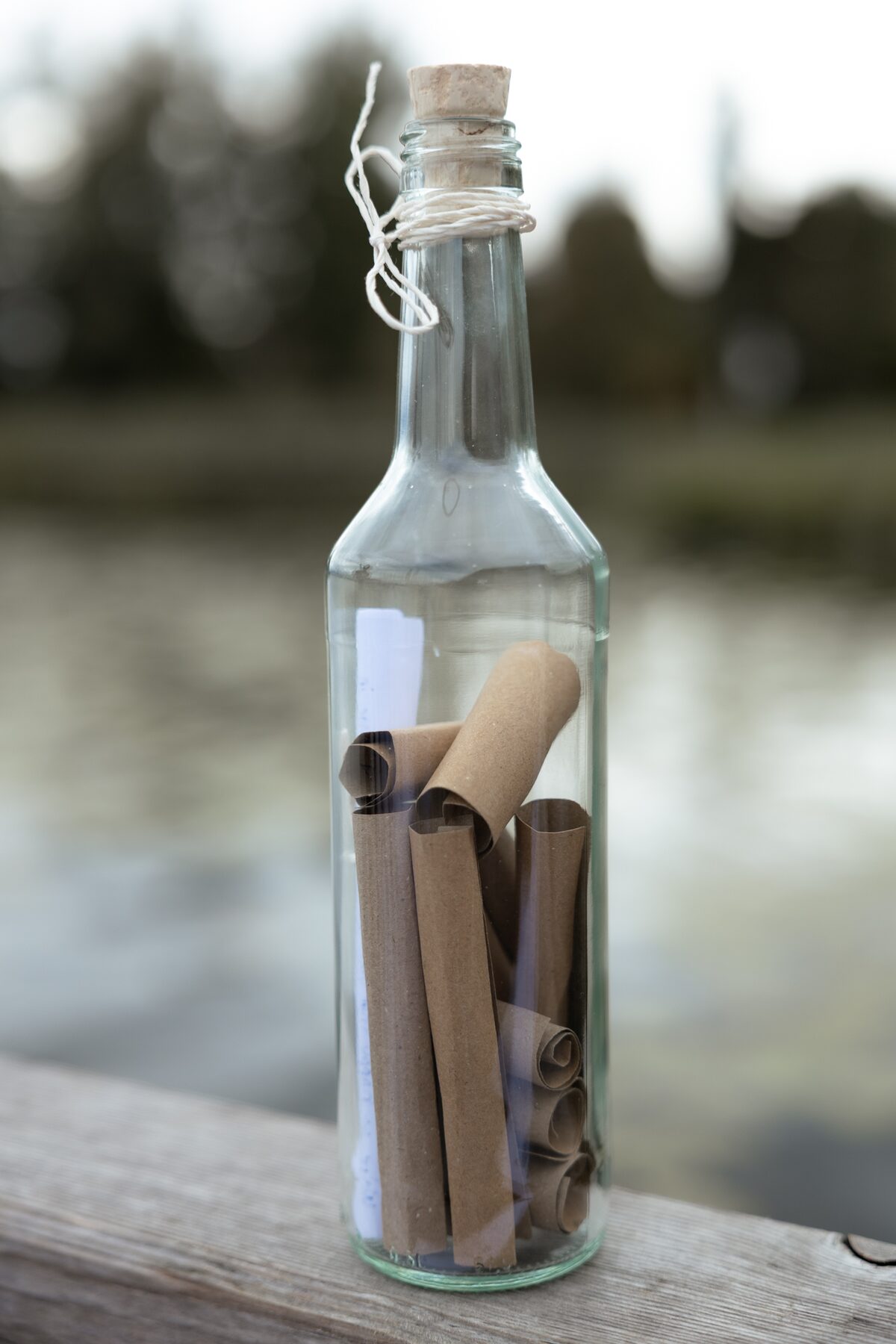 Flasche mit eingerollten Briefen nach dem Ritual am Chiemsee