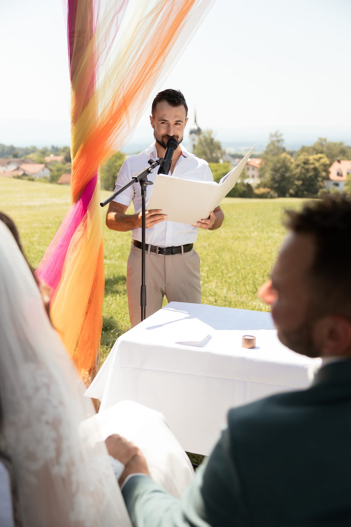 Freier Redner Alex spricht bei der freien Trauung an der Aussichtskapelle in Söllhuben
