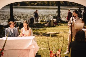 Mehr über den Artikel erfahren Freie Trauung am Steinsee bei München: heiraten direkt am Badesee