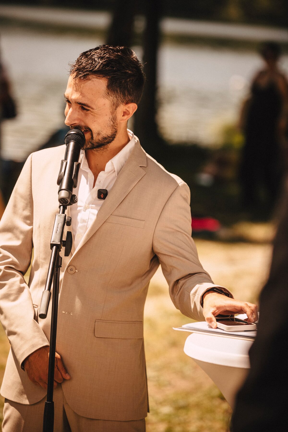 Freier Redner Alex hält die Rede am Steinsee
