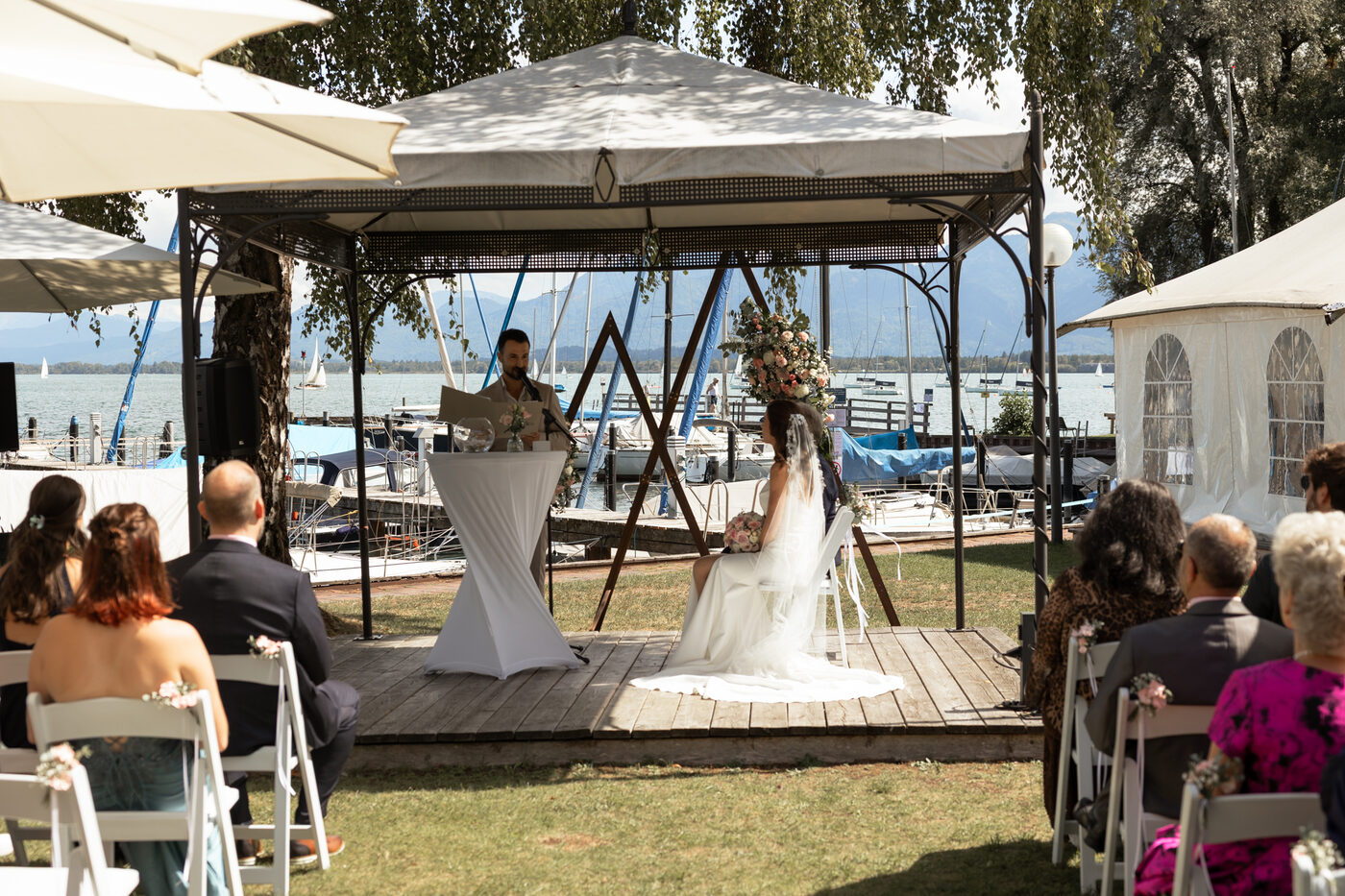 Pavillon für die freie Trauung am Ufer des Chiemsees beim Yachthotel Prien