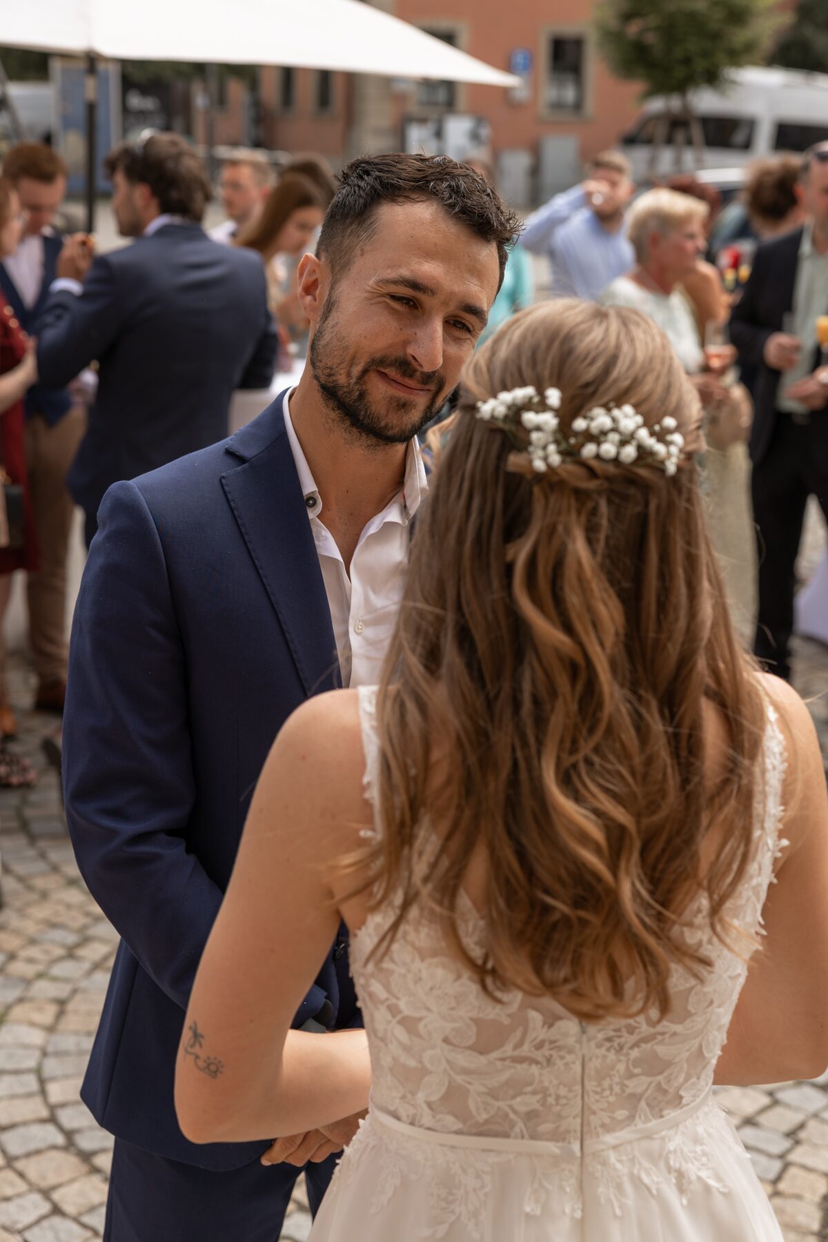Die Braut gratuliert und dankt dem freien Redner Alex nach der Trauung