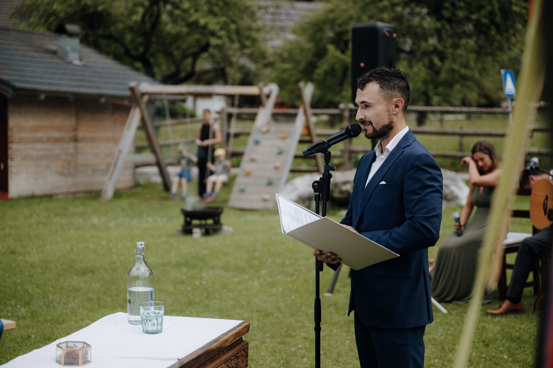 Freier Redner Alex bei einer freien Trauung in Slowenien, Wiese mit Bergen und Livemusik
