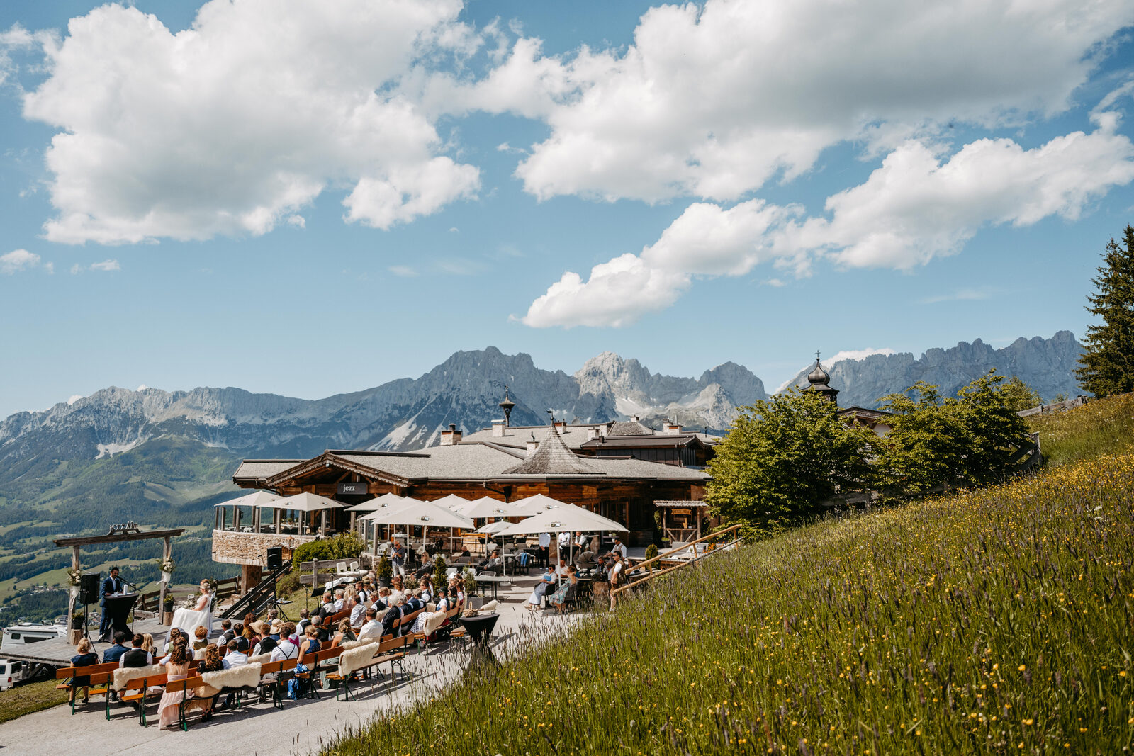 Jezz AlmResort Ellmau Außenansicht mit Blick auf den Wilden Kaiser