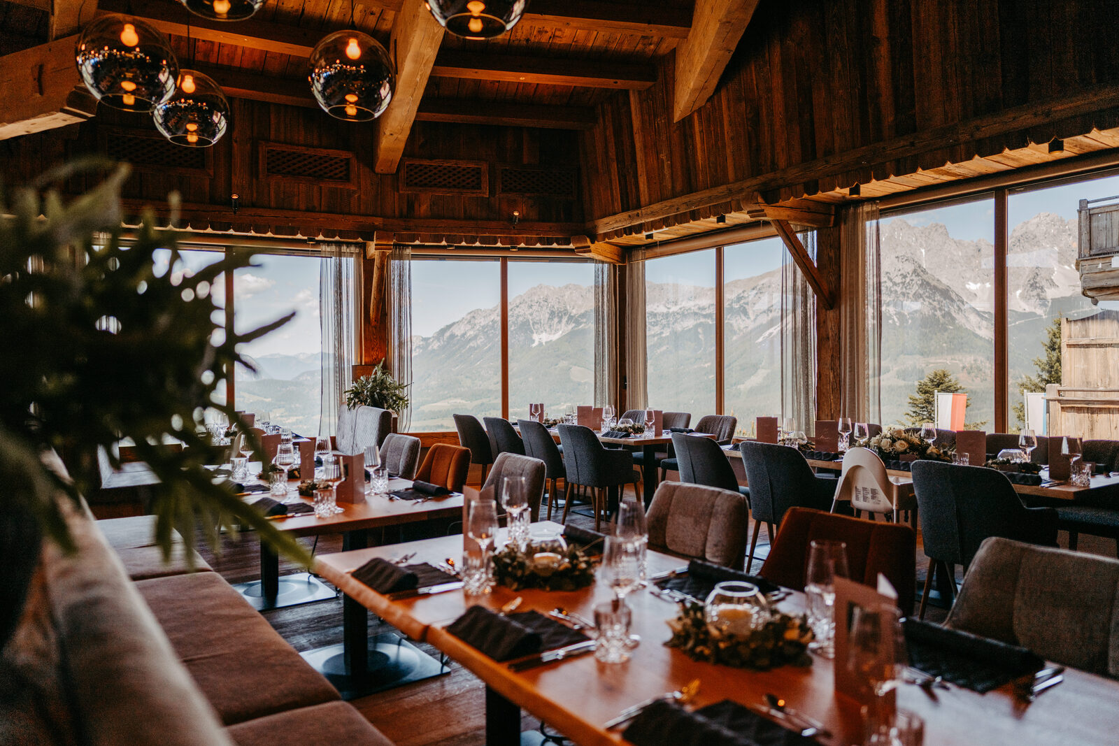 Nobler, moderner Innenbereich des Jezz AlmResort Ellmau