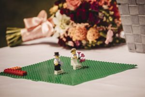Mehr über den Artikel erfahren Lego-Ritual zur Hochzeit: ein Haus, das alle Gäste bauen