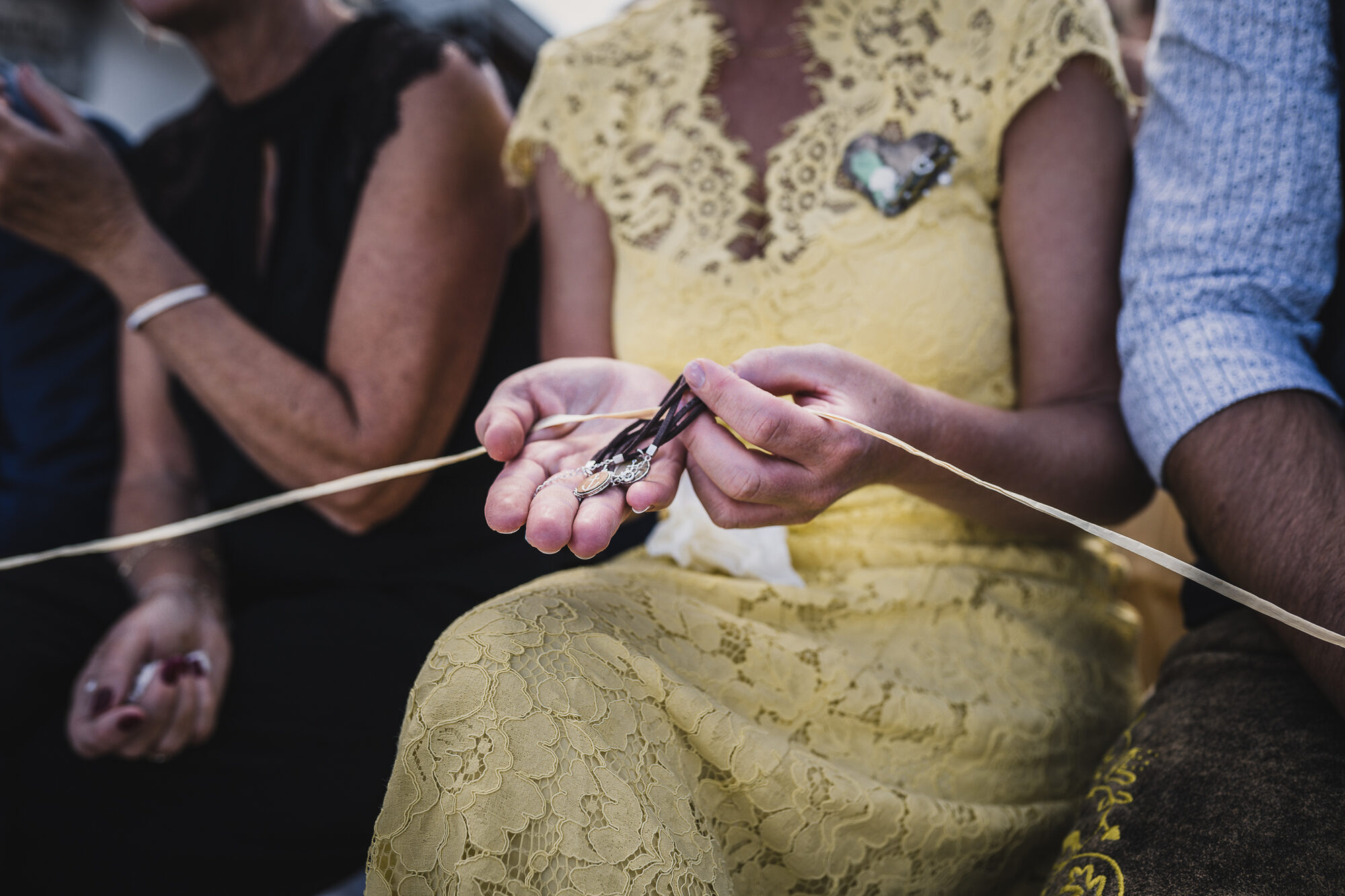 Hände werden beim Ritual während der freien Trauung mit einem Band verbunden
