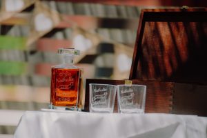 Mehr über den Artikel erfahren Whisky-Zeremonie zur Hochzeit: das Ritual mit der gravierten Flasche