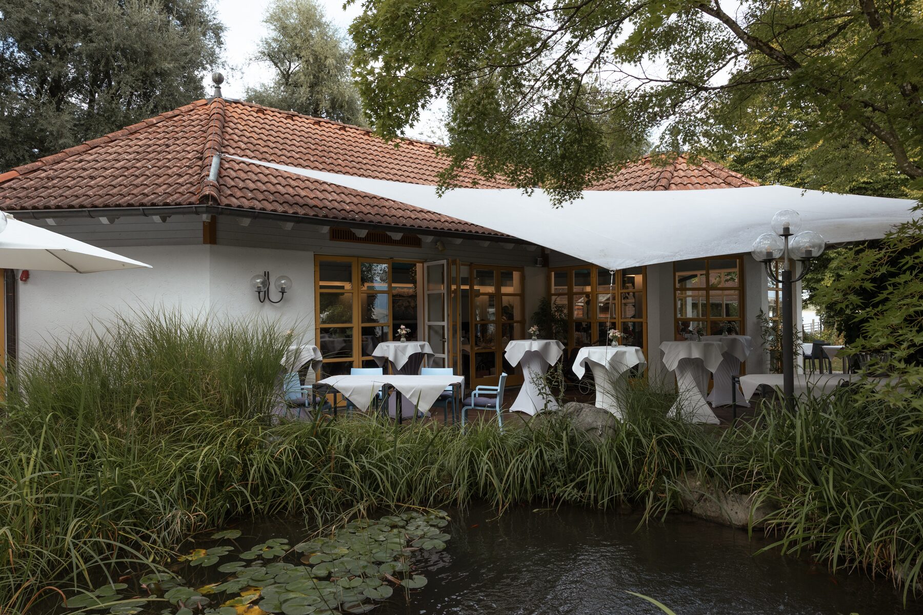 Terrasse und Garten des Yachthotels Prien
