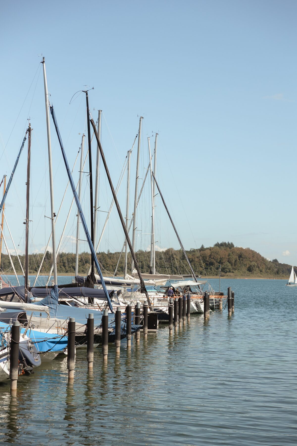Yachthafen mit Steg am Chiemsee beim Yachthotel Prien