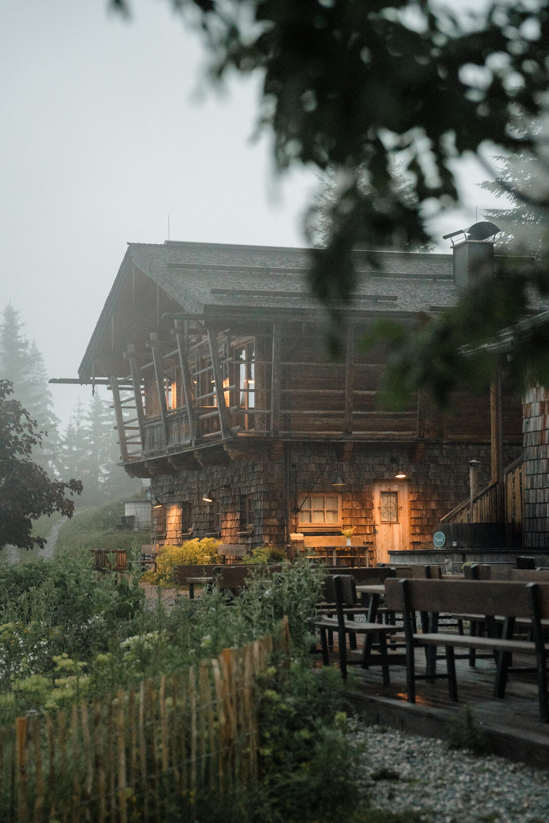 Almhütte der Zachhofalm in Dienten am Abend