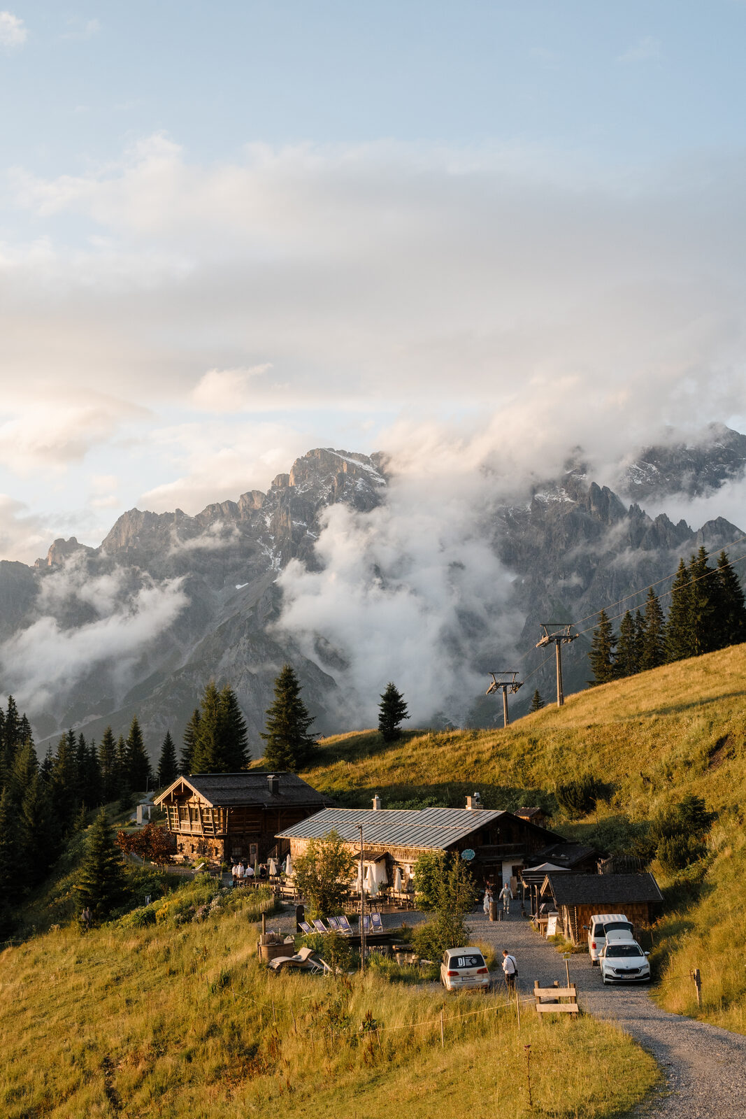 Zachhofalm in Dienten im Pinzgau mit Wolken über den Bergen am Hochkönig